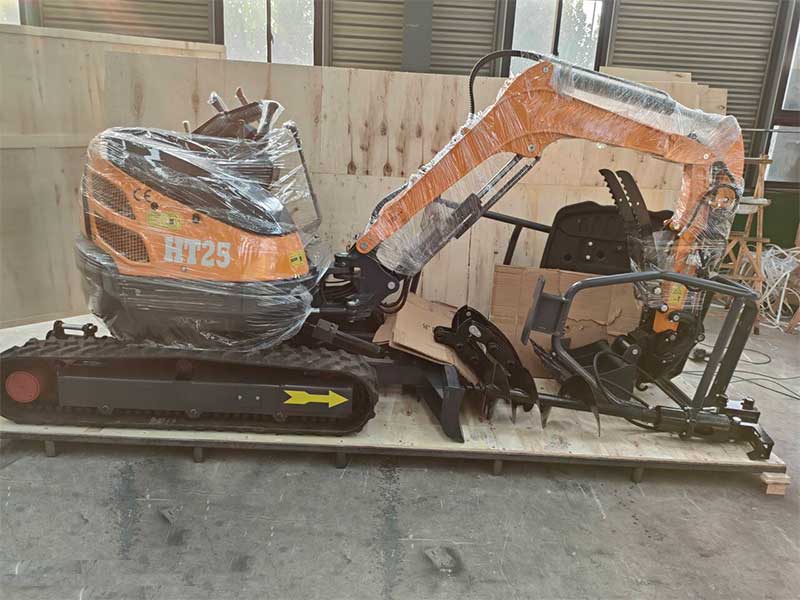 Miniexcavadora HT25 enviada a Francia